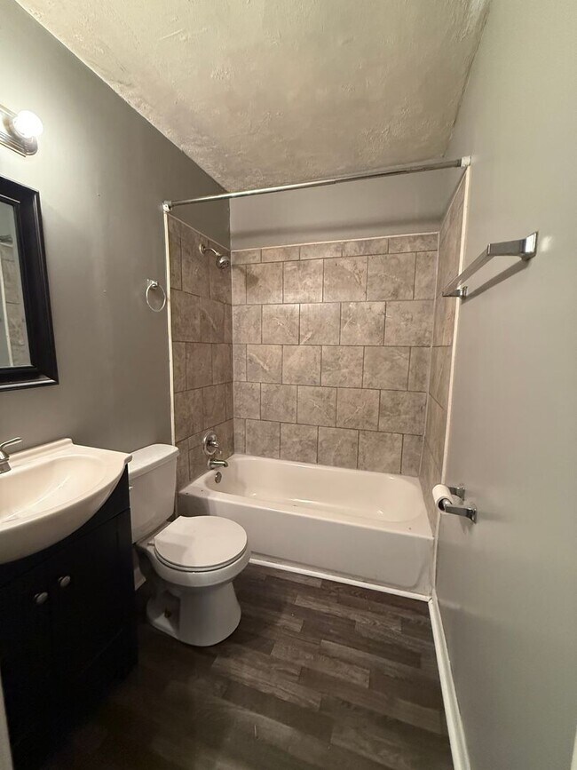 Building Photo - Super Cozy 2 Bedroom 1 Bath AVAILABLE NOW!!