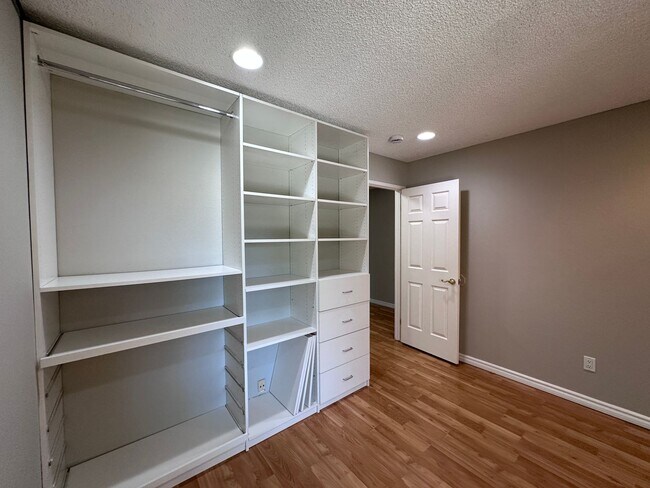 Building Photo - THIS is YOUR home, stunning 4/2 w/ AC, near Foothills