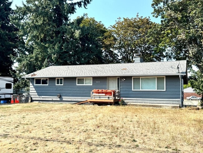 Primary Photo - Spacious 4-Bed, 2-Bath Duplex – Utilities ...