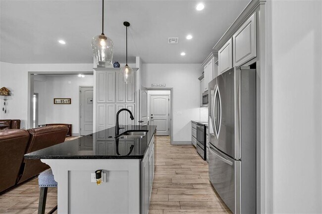 Building Photo - 12422 NE Stone Ridge Ln