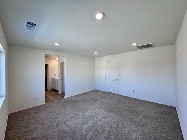 Building Photo - Newly built 4 bedroom Winchester home for ...
