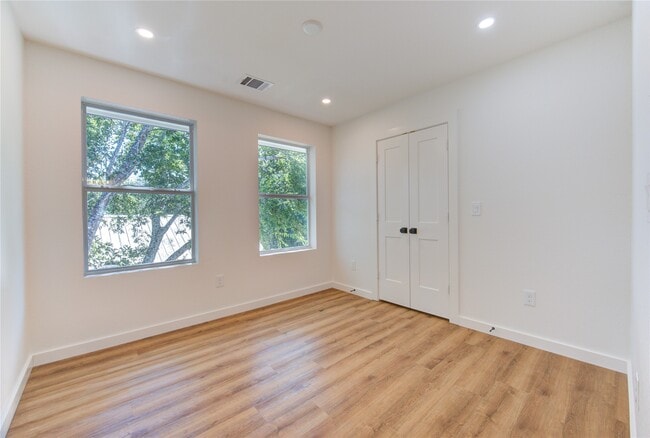 Building Photo - 11 E Obryant St