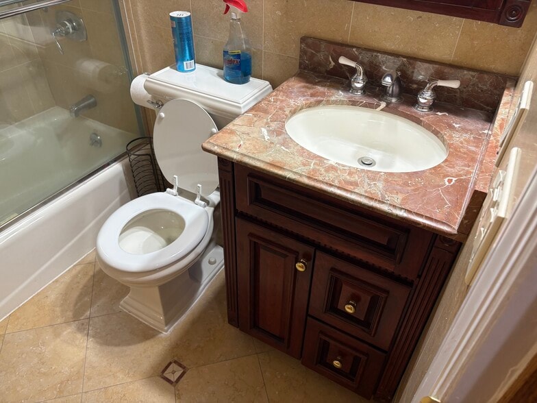 Bathrm - 3055 32nd St