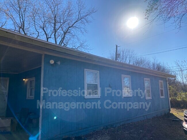 Building Photo - 916 S Clifton Ave