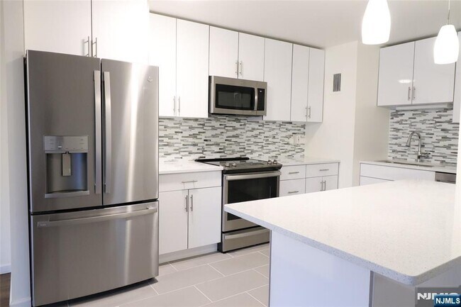 Building Photo - 1600 Center St