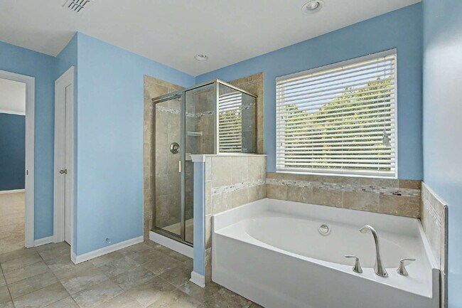 Building Photo - 5-Bedroom Home w/ Fenced-in BackYard in Knightdale