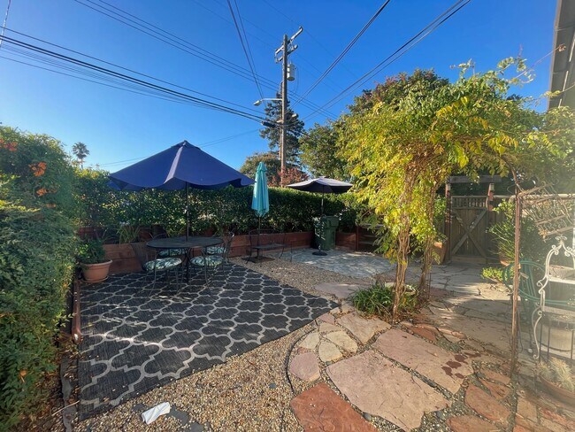 Building Photo - Cozy 1/1 Santa Clara Gem