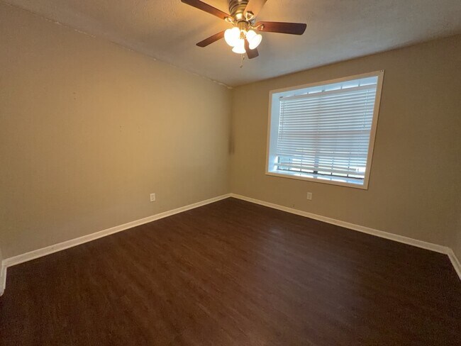 Building Photo - 629 W Ridge Dr