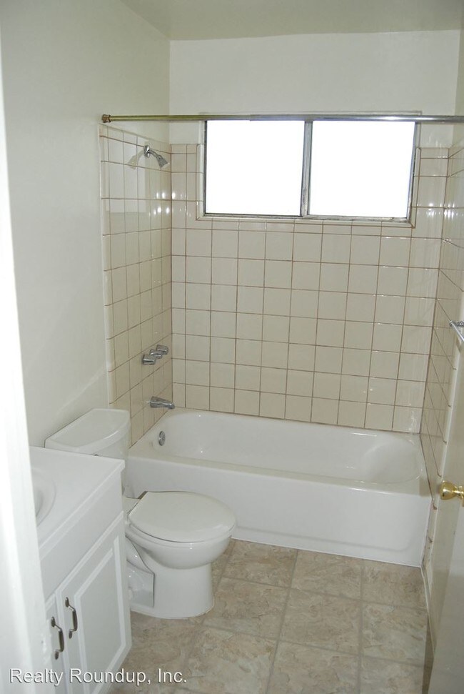 Building Photo - 1707 W Swain