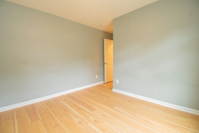 Building Photo - 4 Bedroom 3 Bathroom Home- Pets Okay!