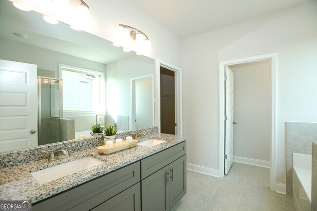 Building Photo - 452 Hellen Vly Dr