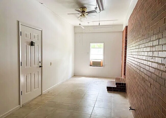 Building Photo - 3 Bed 2 Bath in Jville!