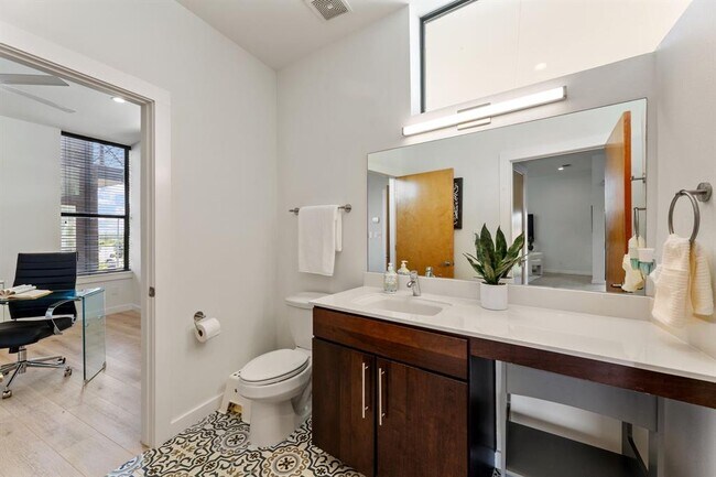 Building Photo - 5809 Toscana Ave