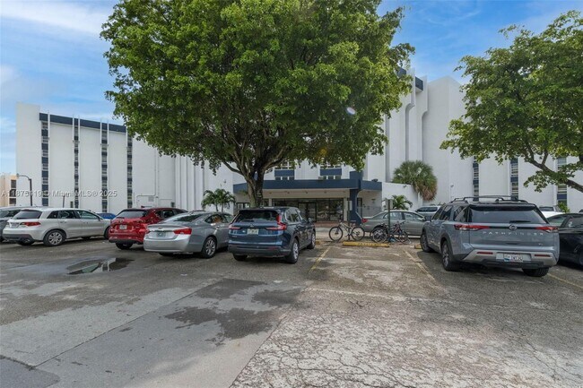 Building Photo - 9682 Fontainebleau Blvd