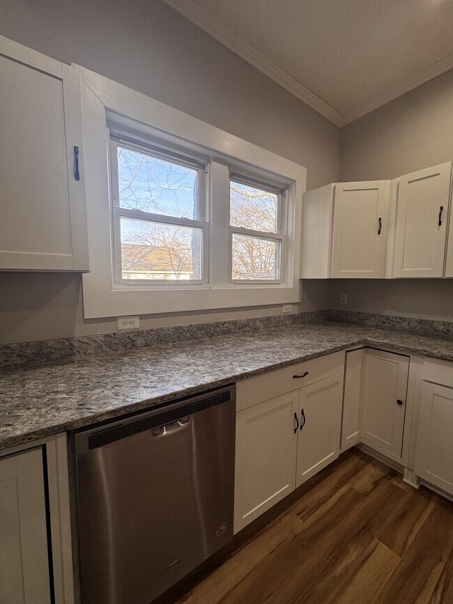 Building Photo - 616 Poplar Ave