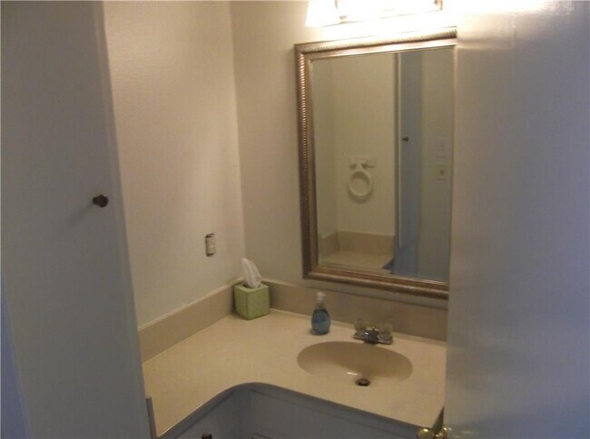 Building Photo - 2111 Falcon Hill Dr