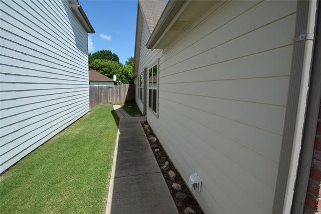 Building Photo - 853 Village Point Ln