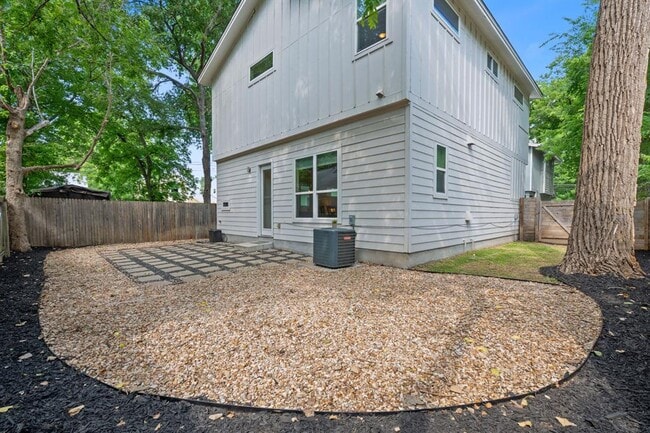 Building Photo - 1122 1/2 Gunter St