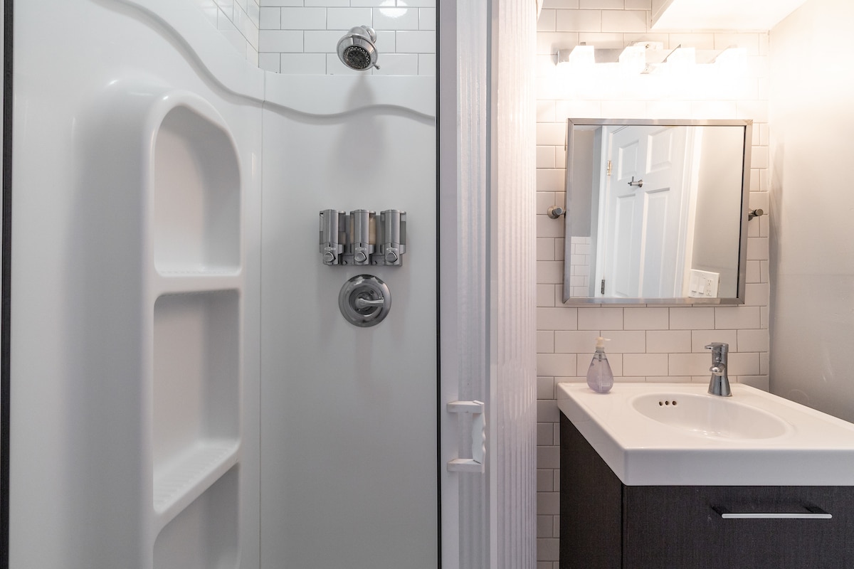 2 bedroom/2 bathroom, second bathroom, en-suite - 403 P St NW