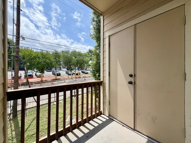 Building Photo - 1402 Parker Ln