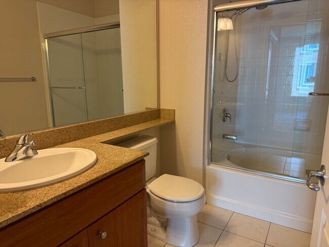 Building Photo - Beautiful 2 Bedroom 2 Bath Condo in the De...