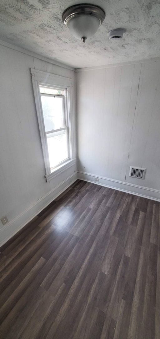 Building Photo - Charming 4-Bedroom Property in Prime Location