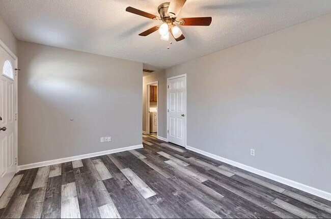 Building Photo - Updated 3 Bedroom/1 Bath