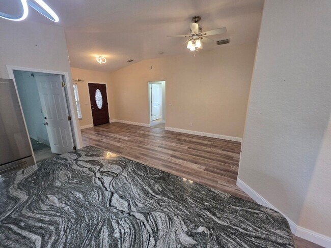 Building Photo - Beautiful 3 Bedroom 2 Bathroom Daytona Beach Home