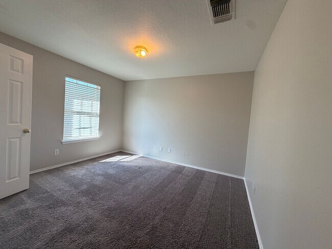 Building Photo - NICE 4 BEDROOM WITH EASY ACCESS TO LACKLAND AFB, SHOPPING, & SEA WORLD