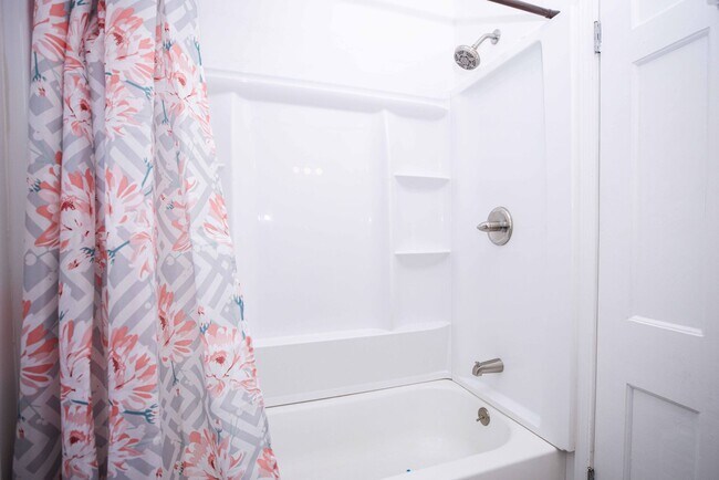 Building Photo - Beautiful three bedroom home with fenced i...
