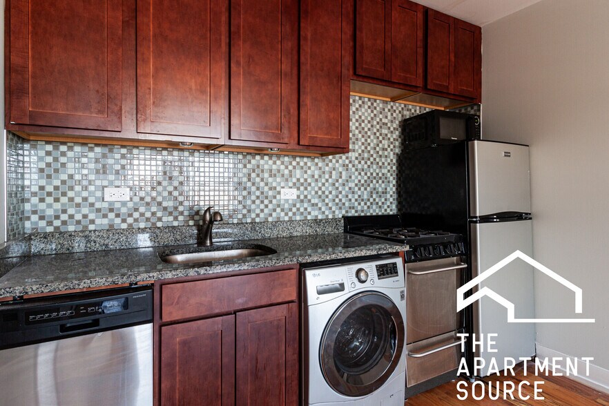 Building Photo - 560 W Arlington Pl