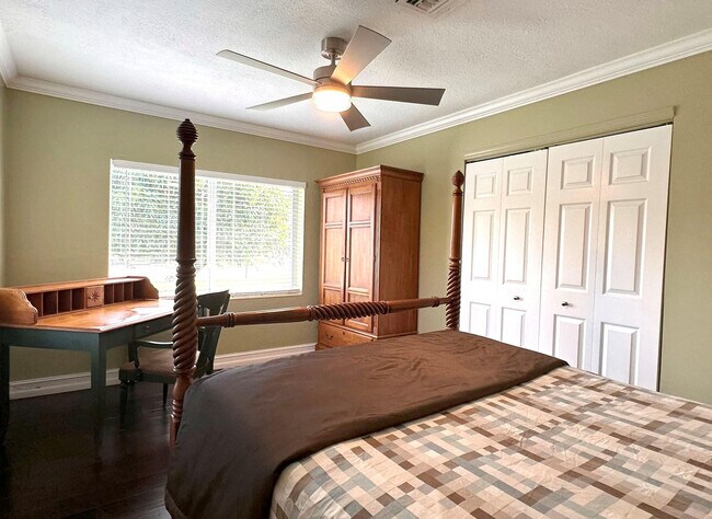 Building Photo - 525 NE 27th St