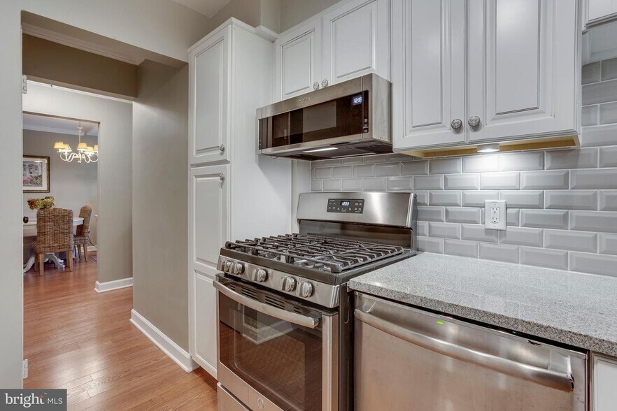 Building Photo - 7420 Lakeview Dr