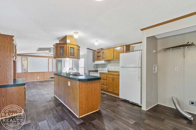 Building Photo - Enjoy the peace and quiet of the country!