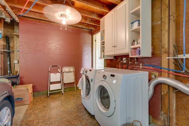 Building Photo - Mercer Island Rambler Available 2/1!