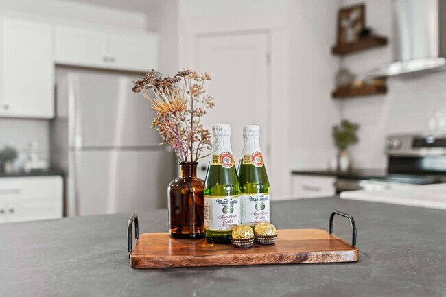 Building Photo - 44 S Sugar Ave