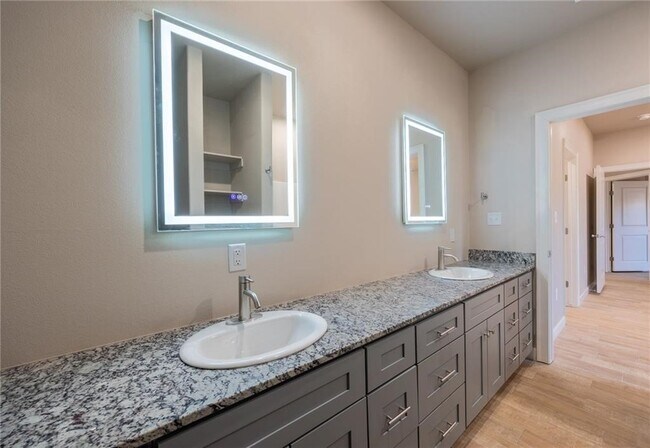 Building Photo - 809 Vly Oaks Ln