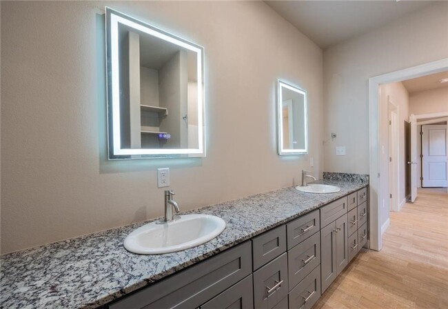 Building Photo - 917 Vly Oaks Ln