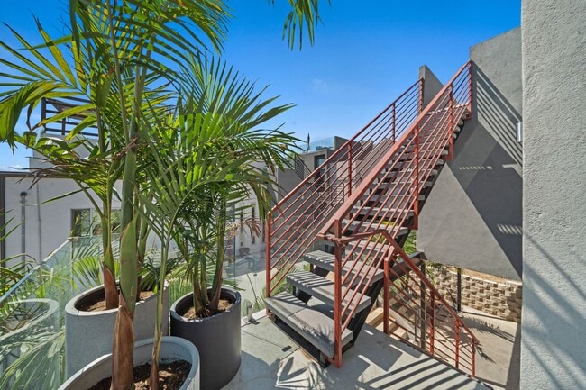 Building Photo - Stunning Fully Furnished 2 Bed/2 Bath Home in Bay Park (All Utilities Included)!