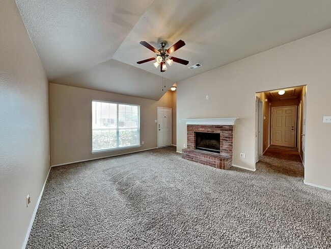 Building Photo - 2025 Hollow Creek Dr