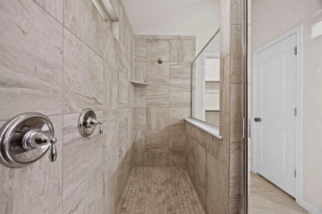 Building Photo - 131 Mount Ellen St