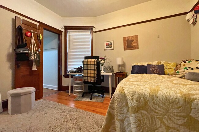 Building Photo - 3727 N Lakewood Ave