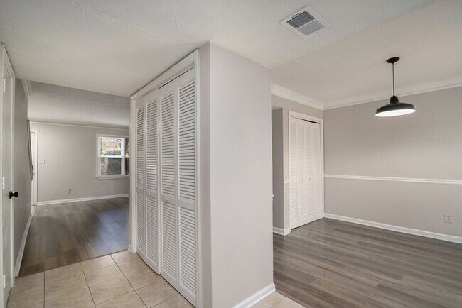 Building Photo - Renovated End Unit Townhome in Snellville!