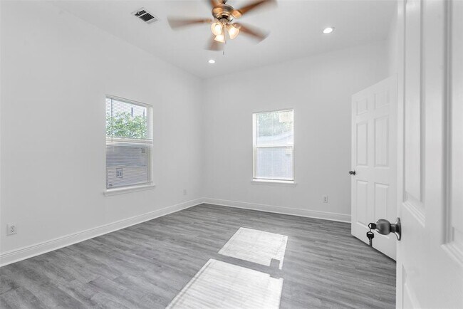 Building Photo - 4620 N Railroad Ave