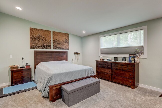 Building Photo - 3 Bedroom 2 Bath Home with a Wonderful View