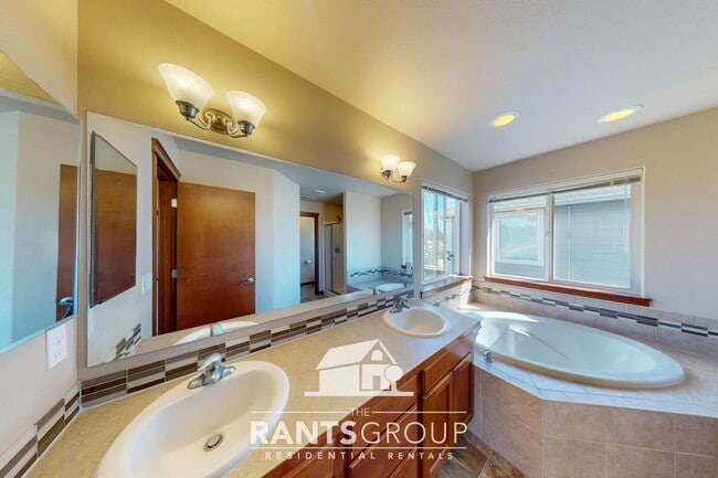 Building Photo - South Hill Puyallup Dream Neighborhood - E...