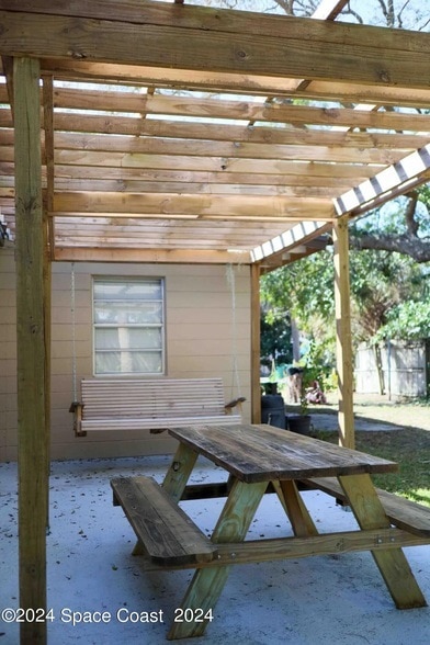 Building Photo - 614 Shady Ln