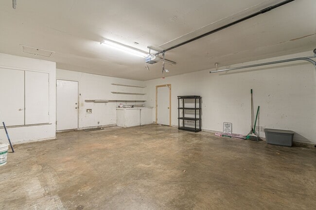 Building Photo - 9518 Millbrook Dr