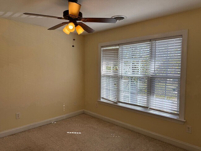 Building Photo - Beautiful Home in River Bluffs