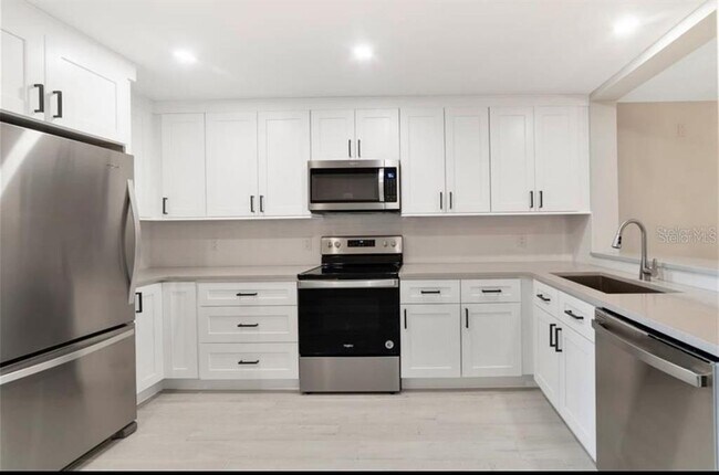 Building Photo - 13 Escondido Cir